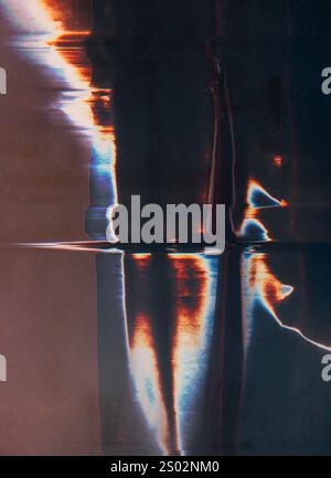 Staubkratzüberzug. Störungsanzeige. Farbverzerrung. Blaues oranges weißes Licht flackert digitale Defektartefakte gerissene Bildschirmstruktur dunkle Illustration Kunst abstrakter Hintergrund. Stockfoto