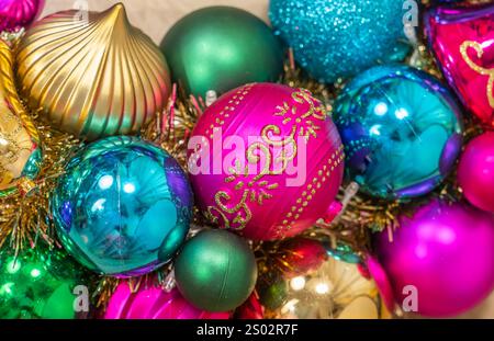 Wunderschöner Weihnachtskranz aus bunten, glänzenden Kugeln Stockfoto