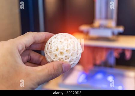 Hand mit Objekt auf 3d-Drucker in der Nähe gedruckt - oben Stockfoto