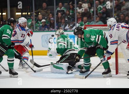 Dallas, Usa. Dezember 2024. Torwart Jake Oettinger #29 der Dallas Stars stoppt einen Schuss von Adam Fox #23 der New York Rangers während des Spiels der National Hockey League im American Airlines Center. Die New York Rangers schlagen die Dallas Stars mit 3:1. Am 20. Dezember 2024 in Dallas, Texas. (Foto: Javier Vicencio/Eyepix Group/SIPA USA) Credit: SIPA USA/Alamy Live News Stockfoto