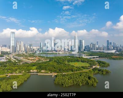 Drohne fliegen über Shenzhen City Central Business District, Luftpanorama China. Stockfoto