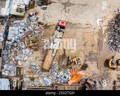 Luftaufnahme der Abfallentsorgung für Recycling und Wiederverwendung. Recycling von Bauabfällen oder -Abfällen industrielle Schrottverarbeitung. Stockfoto