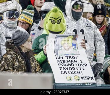 Green Bay, Usa. Dezember 2024. Ein Fan hält ein Schild vor dem Start des NFL-Spiels zwischen den New Orleans Saints und den Green Bay Packers im Lambeau Field in Green Bay, Wisconsin am Montag, den 23. Dezember 2024. Foto: Tannen Maury/UPI Credit: UPI/Alamy Live News Stockfoto