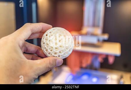 Hand mit Objekt auf 3d-Drucker in der Nähe gedruckt - oben Stockfoto