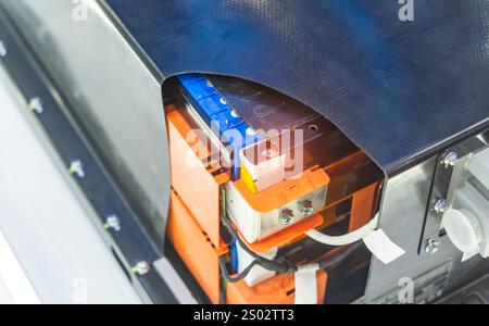 Lithium-Akkupack-Modul mit bms für Elektroauto oder Speicherkraftwerk erhältlich Stockfoto