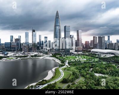 Drohne fliegen über Shenzhen City Central Business District, Luftpanorama China. Stockfoto