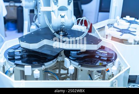 Künstliche Intelligenz-Maschine in der industriellen Fertigung von Silizium-Wafern und Mikroschaltungen, Automatisierungssystem-Steuerungsanwendung auf Autom Stockfoto