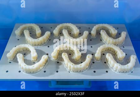 Herstellung zahnärztlicher provisorischer Brückenkronen und Prothesen. Stockfoto