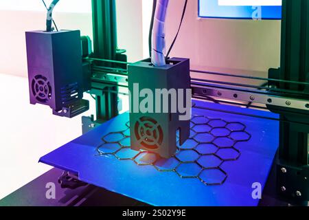 3D-Drucker oder Additive Manufacturing und Robotic Automation Technology. Stockfoto