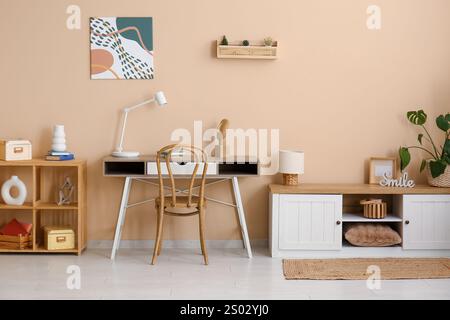 Arbeitsplatz, Sideboard und Bild an der Wand im Wohnzimmer Stockfoto