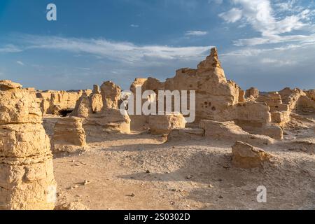 Wunderschöne Ruinen der antiken Stadt, Jiaohe Ruinen Architekturerbe in Turpan in Xinjiang, China Stockfoto