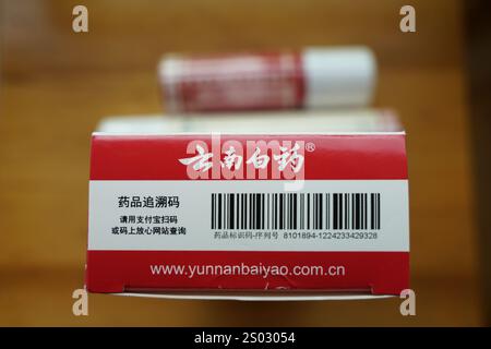 Der gedruckte Code zur Rückverfolgbarkeit von Arzneimitteln von Yunnan Baiyao Pharmaceutical Products in a prominent Position, 24. Dezember 2024, Shanghai, China. Stockfoto