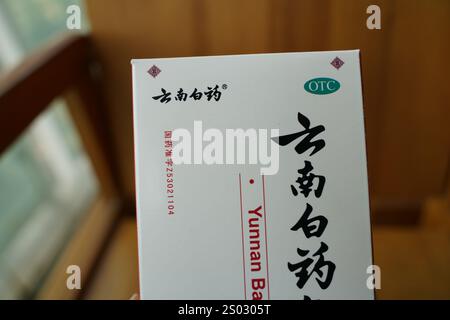 Der gedruckte Code zur Rückverfolgbarkeit von Arzneimitteln von Yunnan Baiyao Pharmaceutical Products in a prominent Position, 24. Dezember 2024, Shanghai, China. Stockfoto