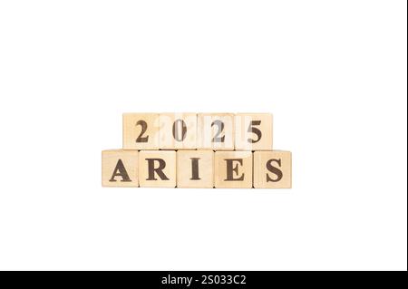 Sternzeichen Aries in Holzwürfeln. Weißer Hintergrund. Satz von Astrologie-Symbolen. Horoskop 2025 März 21 April 19. 20 Stockfoto