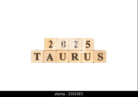 Stier Tierkreiszeichen Wort in Holzwürfeln. Weißer Hintergrund. Satz von Astrologie-Symbolen. Horoskop 2025. April 20. Mai 20. 20 Stockfoto