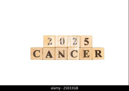 Krebszodiakzeichen-Wort in Holzwürfeln. Weißer Hintergrund. Satz von Astrologie-Symbolen. Horoskop 2025 Juni 22 Juli 22. 20 Stockfoto