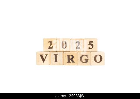 Virgo-Sternzeichen-Wort in Holzwürfeln. Weißer Hintergrund. Satz von Astrologie-Symbolen. Horoskop 2025 23. August 22. September. 20 Stockfoto