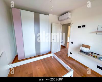 Umfassende Renovierungen und Installationen in einem neu errichteten Haus. Stockfoto