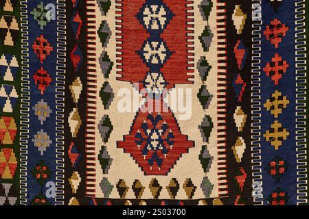 Traditioneller türkischer Teppich mit geometrischen lebhaften Farben. Orientalische Teppiche. Stockfoto