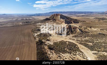 Blick aus der Vogelperspektive auf halbwüstenige Badlands mit braunen Hügeln mit überraschenden Formen aus Lehm, Kreide und Sandstein. Bardenas Reales, Navarra, Spanien. Stockfoto