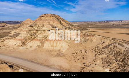 Aus der Vogelperspektive der gelb-roten Hügel von ungewöhnlicher Form, die durch Erosion in Halbwüstenbadlands von Bardena Blanca entstanden sind. Naturpark Bardenas Reales, Navarra, Stockfoto