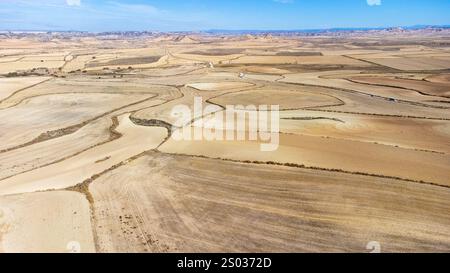 Blick aus der Vogelperspektive auf die Bardena Blanca, ein halbwüstliches Tal mit Hügeln in der Ferne. Naturpark Bardenas Reales, Navarra, Spanien. Stockfoto