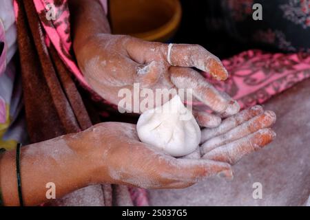 Frau, die süßen Reis modak macht, gefüllt mit geriebener Kokosnuss und Jaggery, gedämpfter oder ukdiche Modak. Es ist ein traditionelles süßes Gericht aus Kokosnuss, ja Stockfoto