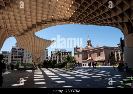 Iglesia de la Anunciación aus dem Metropol Parasol, auch bekannt als Las Setas de Sevilla, Andalusien, Spanien Stockfoto