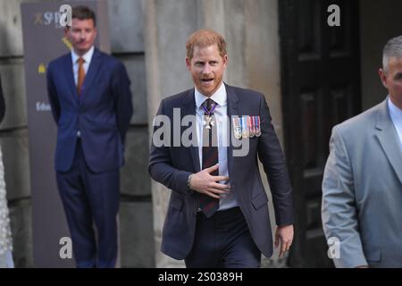 Aktenfoto vom 05/24 des Duke of Sussex, der die St Paul's Cathedral in London verlässt, nachdem er an einem Dankesgottesdienst zum 10. Jahrestag der Invictus Games teilgenommen hatte. Eine doppelte Krebsdiagnose für den König und die Prinzessin von Wales war ein schwieriges, herausforderndes 2024 für die königliche Familie. Es war, mit den Worten des Prinzen von Wales, eine "brutale" Zeit. Ausgabedatum: Dienstag, 24. Dezember 2024. Stockfoto