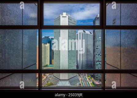 Moderne Architektur in Tokio. Skyscrapres in Nishi-Shinjuku vom NS-Gebäude aus gesehen Stockfoto