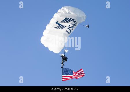 Charlotte, NC, USA: Ein allgemeines Bild eines Fallschirmjägers der USAA mit der amerikanischen Flagge, die während der Nationalhymne während eines NFL-Spiels zwischen den USA ankommt Stockfoto