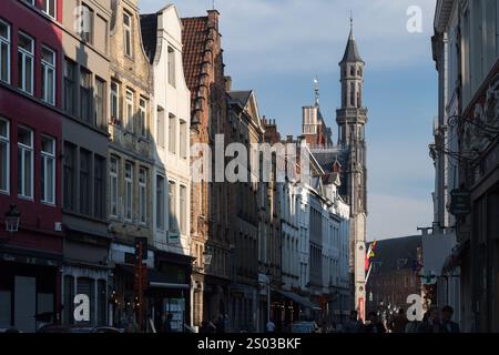 Vlamingstraat und Historium Museum in der neogotischen Residenz des Gouverneurs aus dem XX. Jahrhundert im historischen Zentrum von Brügge/Brügge, Westflandern, F Stockfoto