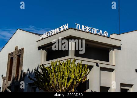 Ein großes Gebäude mit einem Schild mit der Aufschrift „Domingosagón Tuestica“ Stockfoto