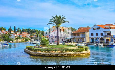 Stadtpanorama, Blick auf die Denkmäler von Vrboska, Sehenswürdigkeiten auf der Insel Hvar, vertäute Boote in der Bucht Stockfoto