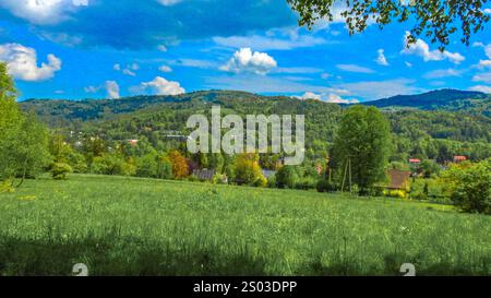 Berglandschaft - Panorama der Berge, Berghütte in den schlesischen Beskiden, Telesforówka, Wrack eines alten verlassenen Autos als Attraktion Stockfoto