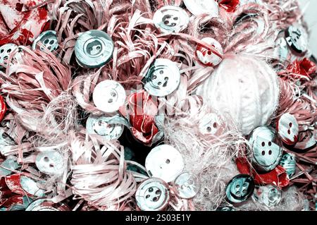 Faszinierende Anordnung der Knöpfe in einem Bett aus strukturierten Fasern. Abstrakte Inneneinrichtung Stockfoto