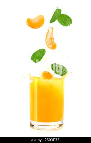Ein erfrischender Cocktail mit Zitrusgeschmack und Minzblättern wird mitten im Spritzwasser mit lebhaften Farben und lebendigen Zutaten aufgenommen. Stockfoto
