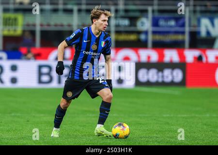 Mailand, Italien. Dezember 2024. Nicolo Barella vom FC Internazionale wurde während des Fußballspiels der Serie A 2024/25 zwischen dem FC Internazionale und Como 1907 im San Siro Stadium gesehen Stockfoto