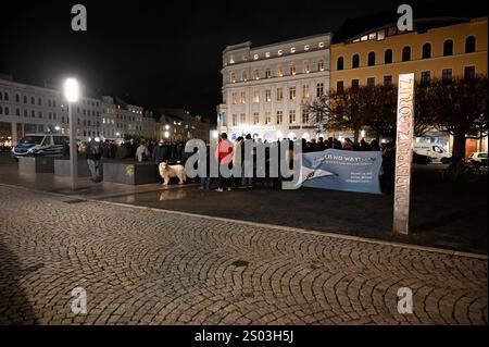 Kundgebung vor dem Hintergrund des brutalen Überfalls auf Lokalpolitiker der Partei die Linken in der Nacht zum Sonnabend an der Schulstraße in Görlitz, auf dem Marienplatz. Görlitz, 23.12.2024. Organisiert von Bürger*innen Görlitz , Görlitz bleibt bunt und klare Kante schloß sich die Kundgebung an eine Mahnwache für die Opfer des Anschlags auf dem Magdeburger weihnachtsmarkt an. Mehrere Rechtsextreme haben in Görlitz in der Nacht zu Sonnabend eine Gruppe von fünf Menschen angegriffen. Das sächsische Landeskriminalamts LKA geht von sechs bis acht Tatverdächtigen aus. Drei Personen seien bei de Stockfoto