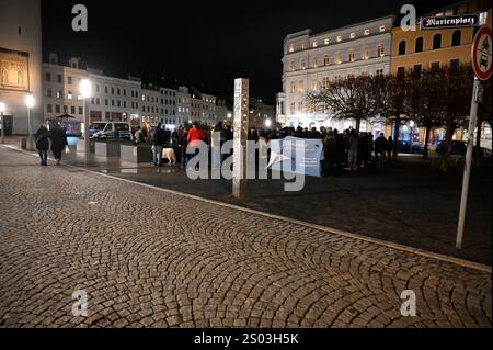 Kundgebung vor dem Hintergrund des brutalen Überfalls auf Lokalpolitiker der Partei die Linken in der Nacht zum Sonnabend an der Schulstraße in Görlitz, auf dem Marienplatz. Görlitz, 23.12.2024. Organisiert von Bürger*innen Görlitz , Görlitz bleibt bunt und klare Kante schloß sich die Kundgebung an eine Mahnwache für die Opfer des Anschlags auf dem Magdeburger weihnachtsmarkt an. Mehrere Rechtsextreme haben in Görlitz in der Nacht zu Sonnabend eine Gruppe von fünf Menschen angegriffen. Das sächsische Landeskriminalamts LKA geht von sechs bis acht Tatverdächtigen aus. Drei Personen seien bei de Stockfoto