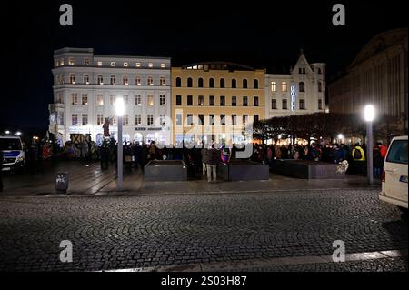 Kundgebung vor dem Hintergrund des brutalen Überfalls auf Lokalpolitiker der Partei die Linken in der Nacht zum Sonnabend an der Schulstraße in Görlitz, auf dem Marienplatz. Görlitz, 23.12.2024. Organisiert von Bürger*innen Görlitz , Görlitz bleibt bunt und klare Kante schloß sich die Kundgebung an eine Mahnwache für die Opfer des Anschlags auf dem Magdeburger weihnachtsmarkt an. Mehrere Rechtsextreme haben in Görlitz in der Nacht zu Sonnabend eine Gruppe von fünf Menschen angegriffen. Das sächsische Landeskriminalamts LKA geht von sechs bis acht Tatverdächtigen aus. Drei Personen seien bei de Stockfoto