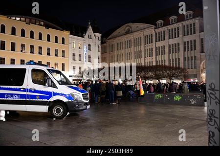 Kundgebung vor dem Hintergrund des brutalen Überfalls auf Lokalpolitiker der Partei die Linken in der Nacht zum Sonnabend an der Schulstraße in Görlitz, auf dem Marienplatz. Görlitz, 23.12.2024. Organisiert von Bürger*innen Görlitz , Görlitz bleibt bunt und klare Kante schloß sich die Kundgebung an eine Mahnwache für die Opfer des Anschlags auf dem Magdeburger weihnachtsmarkt an. Mehrere Rechtsextreme haben in Görlitz in der Nacht zu Sonnabend eine Gruppe von fünf Menschen angegriffen. Das sächsische Landeskriminalamts LKA geht von sechs bis acht Tatverdächtigen aus. Drei Personen seien bei de Stockfoto