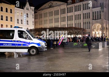 Kundgebung vor dem Hintergrund des brutalen Überfalls auf Lokalpolitiker der Partei die Linken in der Nacht zum Sonnabend an der Schulstraße in Görlitz, auf dem Marienplatz. Görlitz, 23.12.2024. Organisiert von Bürger*innen Görlitz , Görlitz bleibt bunt und klare Kante schloß sich die Kundgebung an eine Mahnwache für die Opfer des Anschlags auf dem Magdeburger weihnachtsmarkt an. Mehrere Rechtsextreme haben in Görlitz in der Nacht zu Sonnabend eine Gruppe von fünf Menschen angegriffen. Das sächsische Landeskriminalamts LKA geht von sechs bis acht Tatverdächtigen aus. Drei Personen seien bei de Stockfoto