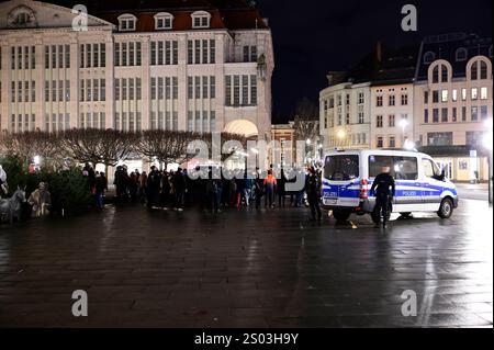 Kundgebung vor dem Hintergrund des brutalen Überfalls auf Lokalpolitiker der Partei die Linken in der Nacht zum Sonnabend an der Schulstraße in Görlitz, auf dem Marienplatz. Görlitz, 23.12.2024. Organisiert von Bürger*innen Görlitz , Görlitz bleibt bunt und klare Kante schloß sich die Kundgebung an eine Mahnwache für die Opfer des Anschlags auf dem Magdeburger weihnachtsmarkt an. Mehrere Rechtsextreme haben in Görlitz in der Nacht zu Sonnabend eine Gruppe von fünf Menschen angegriffen. Das sächsische Landeskriminalamts LKA geht von sechs bis acht Tatverdächtigen aus. Drei Personen seien bei de Stockfoto