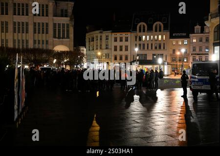 Kundgebung vor dem Hintergrund des brutalen Überfalls auf Lokalpolitiker der Partei die Linken in der Nacht zum Sonnabend an der Schulstraße in Görlitz, auf dem Marienplatz. Görlitz, 23.12.2024. Organisiert von Bürger*innen Görlitz , Görlitz bleibt bunt und klare Kante schloß sich die Kundgebung an eine Mahnwache für die Opfer des Anschlags auf dem Magdeburger weihnachtsmarkt an. Mehrere Rechtsextreme haben in Görlitz in der Nacht zu Sonnabend eine Gruppe von fünf Menschen angegriffen. Das sächsische Landeskriminalamts LKA geht von sechs bis acht Tatverdächtigen aus. Drei Personen seien bei de Stockfoto