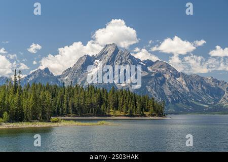 Mount Moran reflektiert über dem Jackson Lake entlang des Lakeshore Trail im Grand Teton National Park, Wyoming Stockfoto