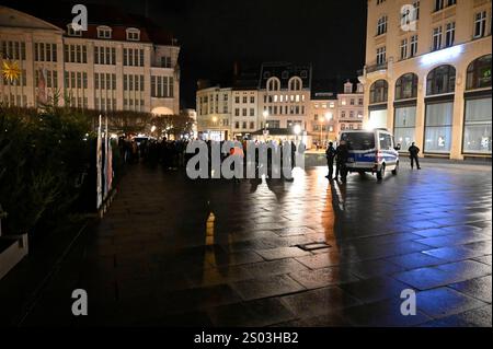 Kundgebung vor dem Hintergrund des brutalen Überfalls auf Lokalpolitiker der Partei die Linken in der Nacht zum Sonnabend an der Schulstraße in Görlitz, auf dem Marienplatz. Görlitz, 23.12.2024. Organisiert von Bürger*innen Görlitz , Görlitz bleibt bunt und klare Kante schloß sich die Kundgebung an eine Mahnwache für die Opfer des Anschlags auf dem Magdeburger weihnachtsmarkt an. Mehrere Rechtsextreme haben in Görlitz in der Nacht zu Sonnabend eine Gruppe von fünf Menschen angegriffen. Das sächsische Landeskriminalamts LKA geht von sechs bis acht Tatverdächtigen aus. Drei Personen seien bei de Stockfoto