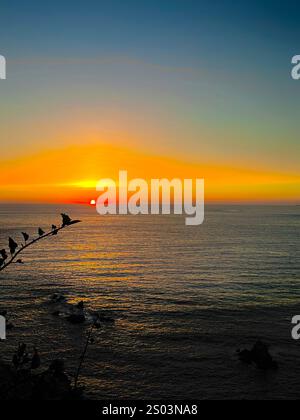 Coucher de soleil Spectaculaire à Cap Spartel, Tanger, Maroc, avec vue sur l'océan Atlantique et une lumière dorée vibrante. Stockfoto