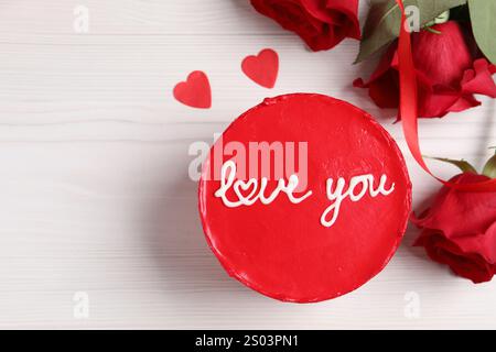 Bento Torte mit Text Love You, Rosen, Papierherzen und Platz für Text auf weißem Holztisch, flach gelegt. St. Valentinstag-Überraschung Stockfoto