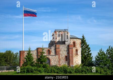 Die Flagge der Russischen Föderation in der alten Kirche der Verkündigung der Heiligen Jungfrau Maria. Siedlung Rurikowo, Veliky Nowgorod, Russland Stockfoto